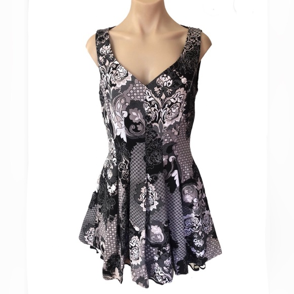 Cue Dresses & Skirts - 🌿 CUE 🌿 sleeveless floral fit and flare dress size 12